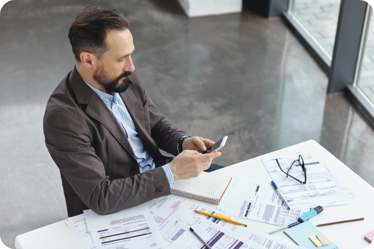 Hombre trabajando en finanzas