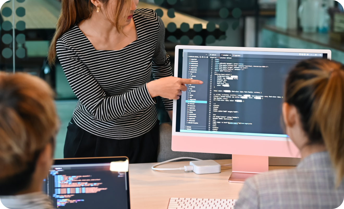 Mujer apuntando con su dedo sobre la pantalla de un computador.