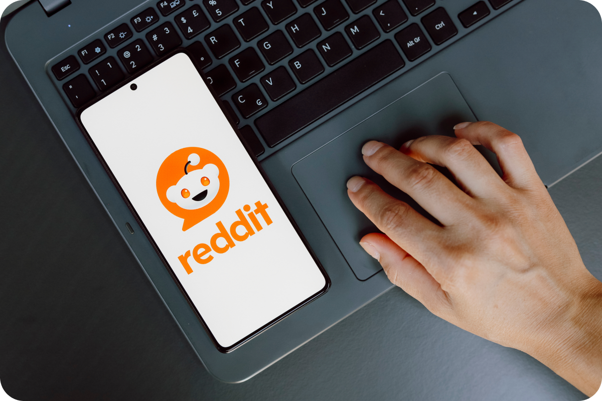 celular con logo reddit