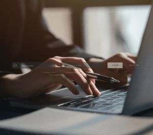 Mujer realizando una búsqueda en su computadora.